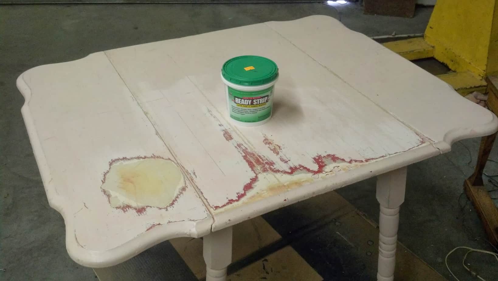 A cute,cheerful table that got a refinished top and freshly painted legs. Great instructions for the makeover including paint and stain colors.