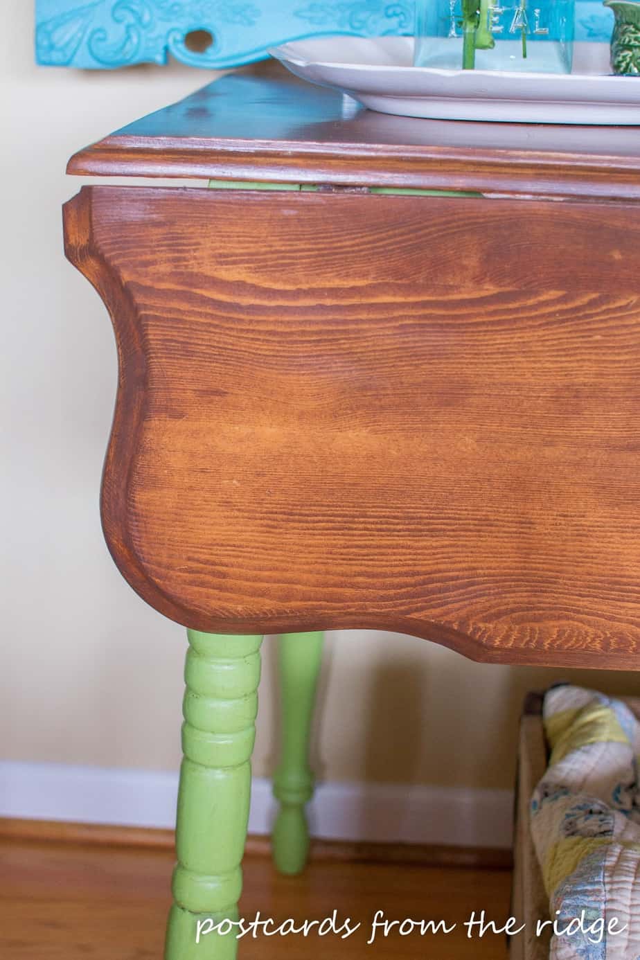 A cute,cheerful table that got a refinished top and freshly painted legs. Great instructions for the makeover including paint and stain colors.