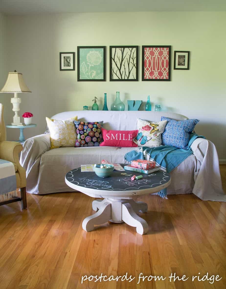 Pedestal Table gets a facelift with new paint and chalkboard top. Inspired by Pottery Barn