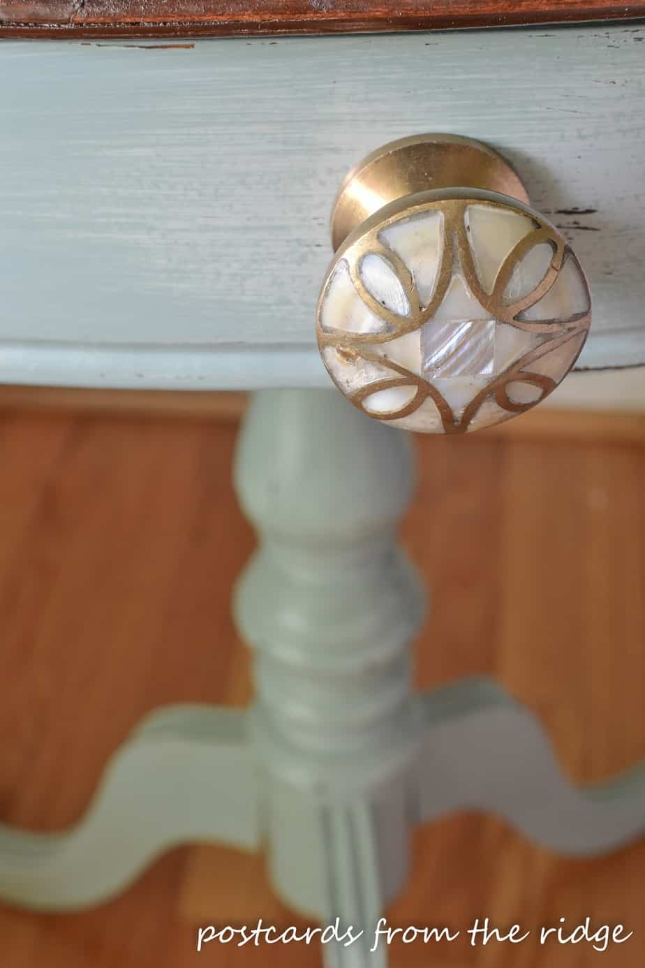 This beautiful knob from Anthrolpologie was the inspiration for this painted table makeover.