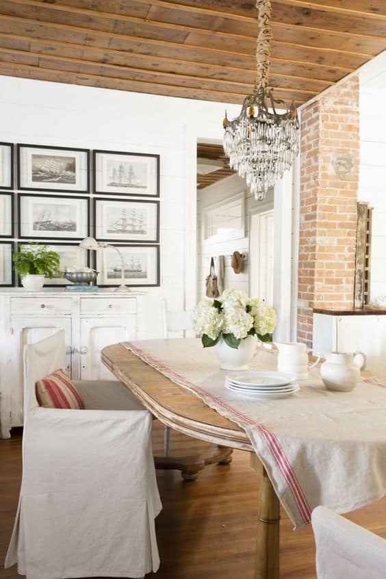 Such a charming dining room decorated in French farmhouse styel. 