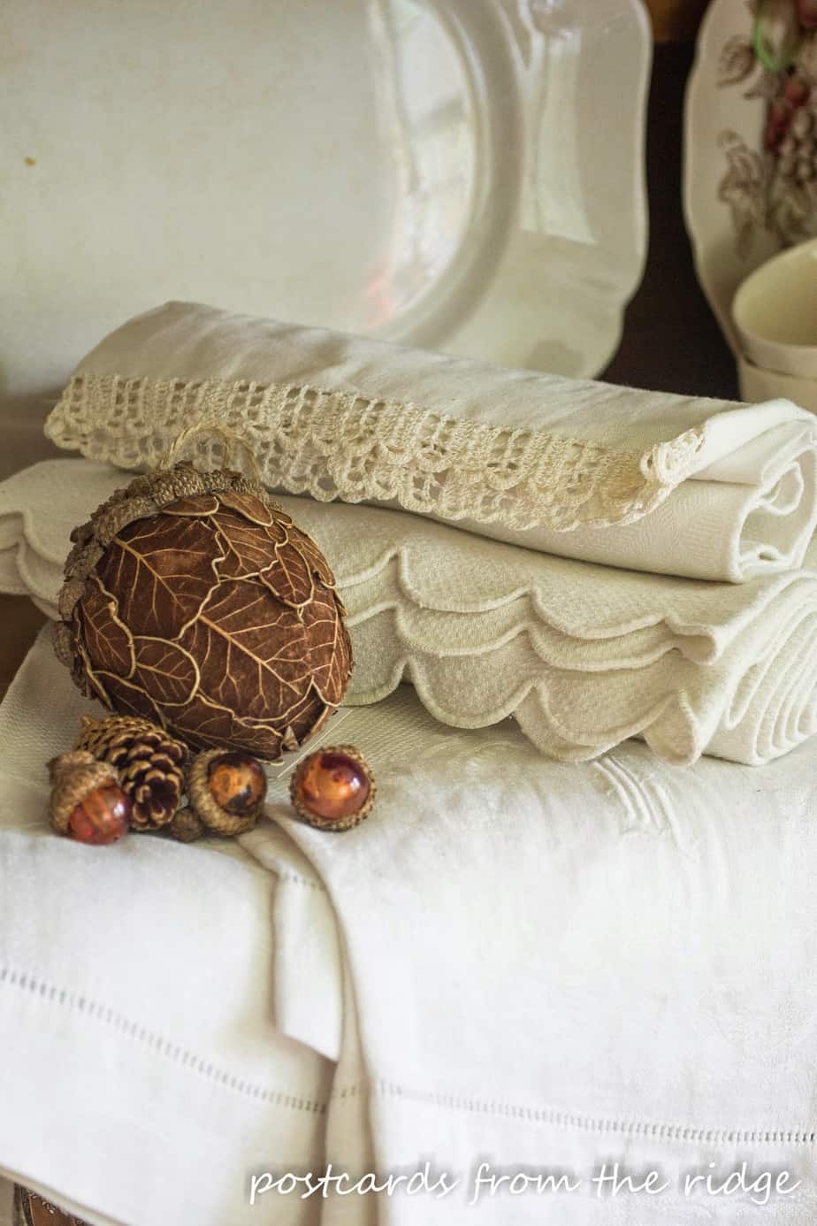 Vintage fall decor. Swoon! Lots of great ideas for using vintage, natural, and farmhouse style decor for fall.