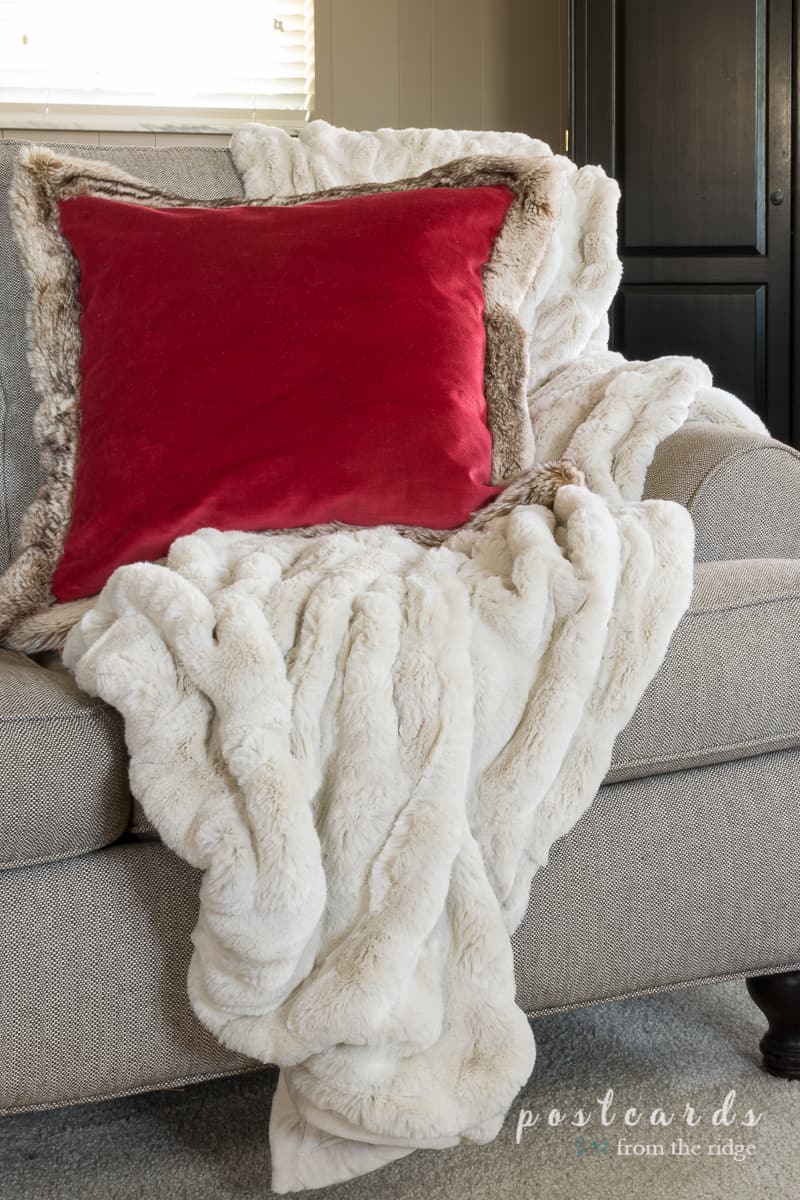 Love this snuggly throw blanket and pillow. Lots of great ideas for making the house more cozy for the holidays.