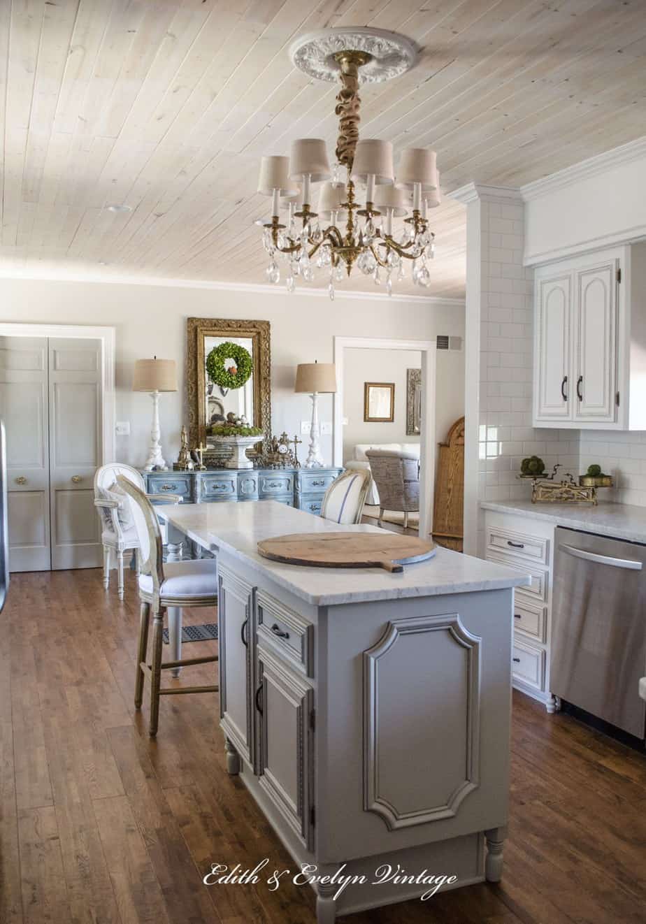 Love this beautiful home that's decorated in vintage French chateau style!