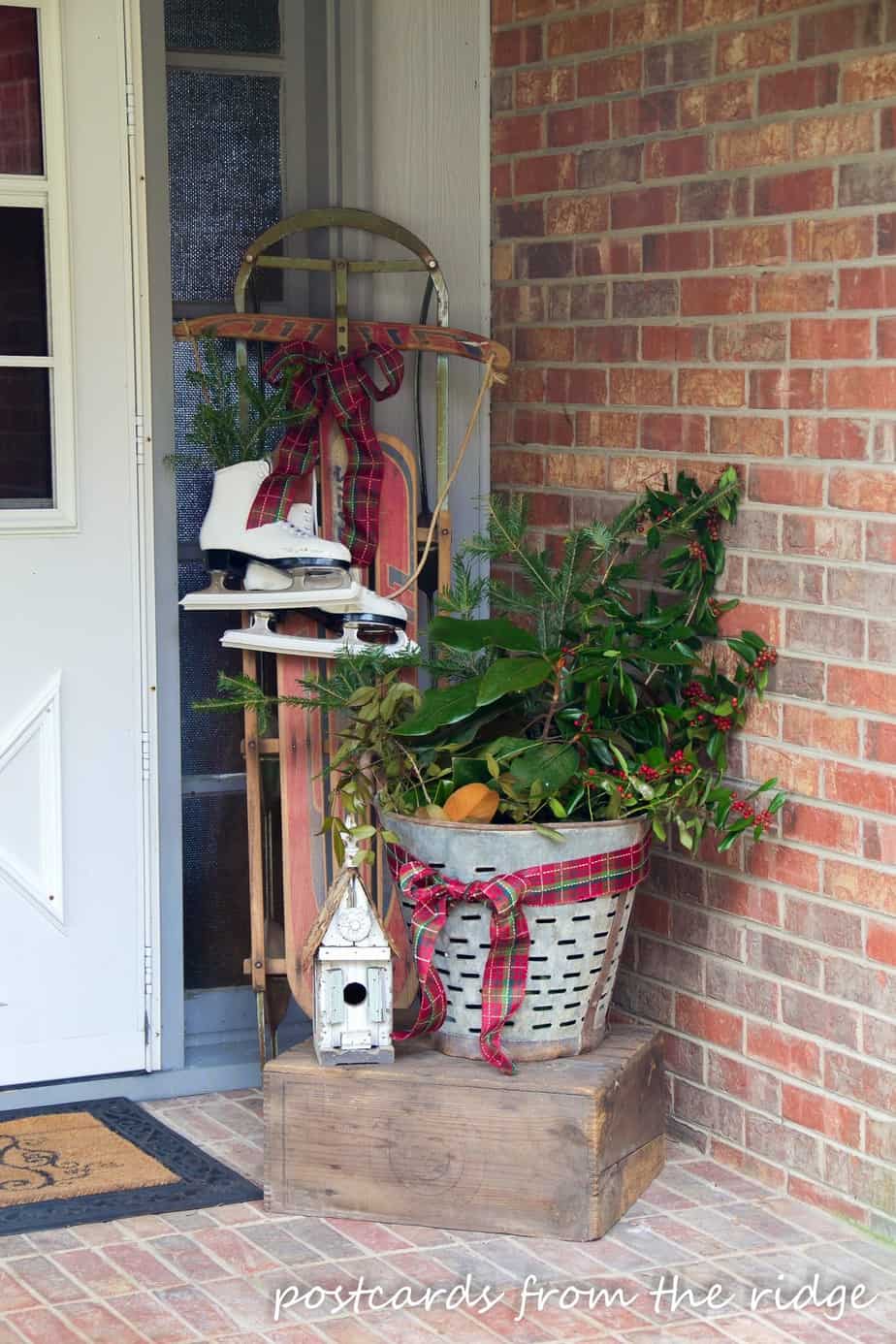 Love this Christmas porch decor! So many great ideas on this site.